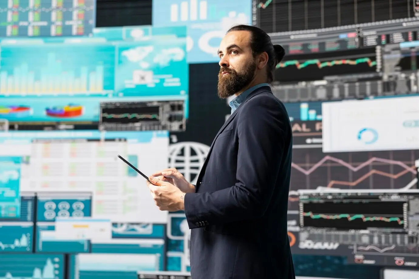 Image conceptuelle présentant un homme d’affaires dans un environnement numérique.