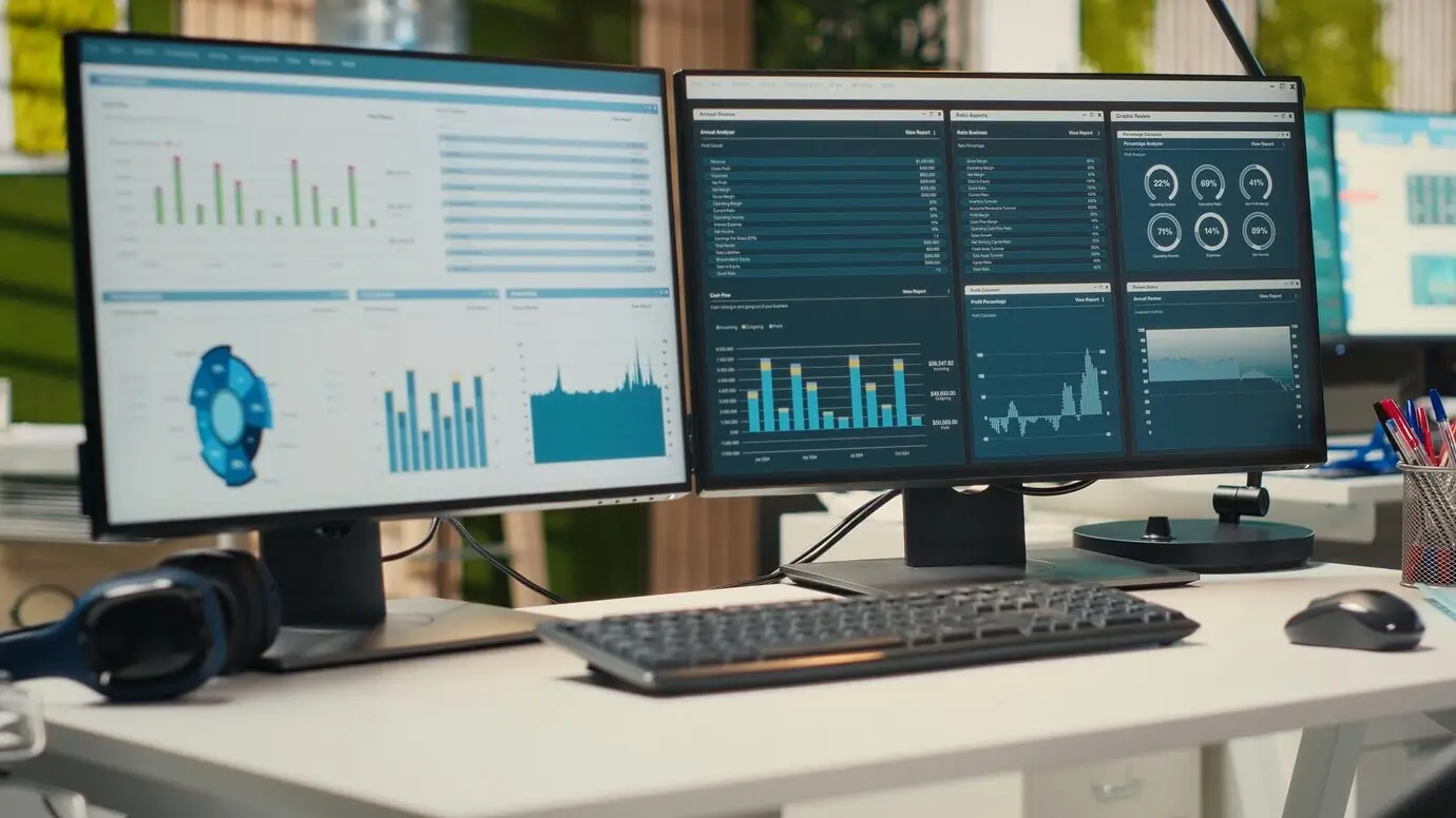 Bureau professionnel vide doté de technologie de pointe et de deux moniteurs, utilisé pour le développement commercial.