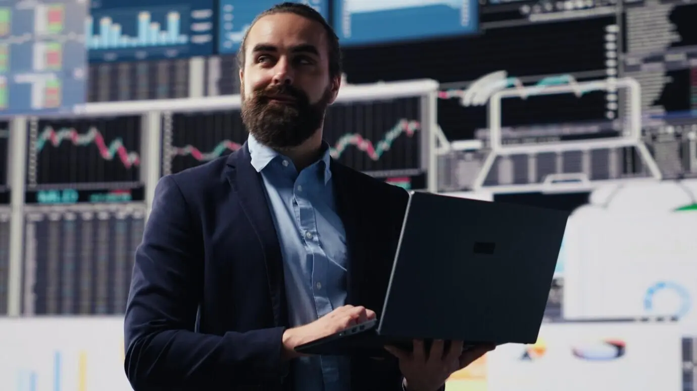 Expert en économie passant en revue des données financières et des tableaux de bord de KPI