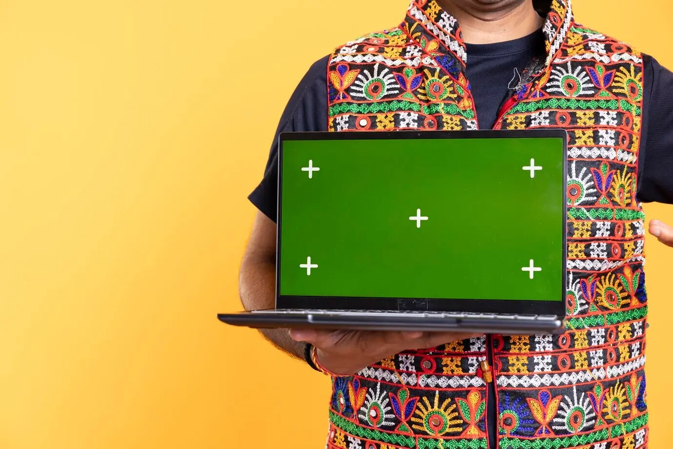 Gros plan sur un employé utilisant un ordinateur portable factice au travail pour accomplir des tâches professionnelles.