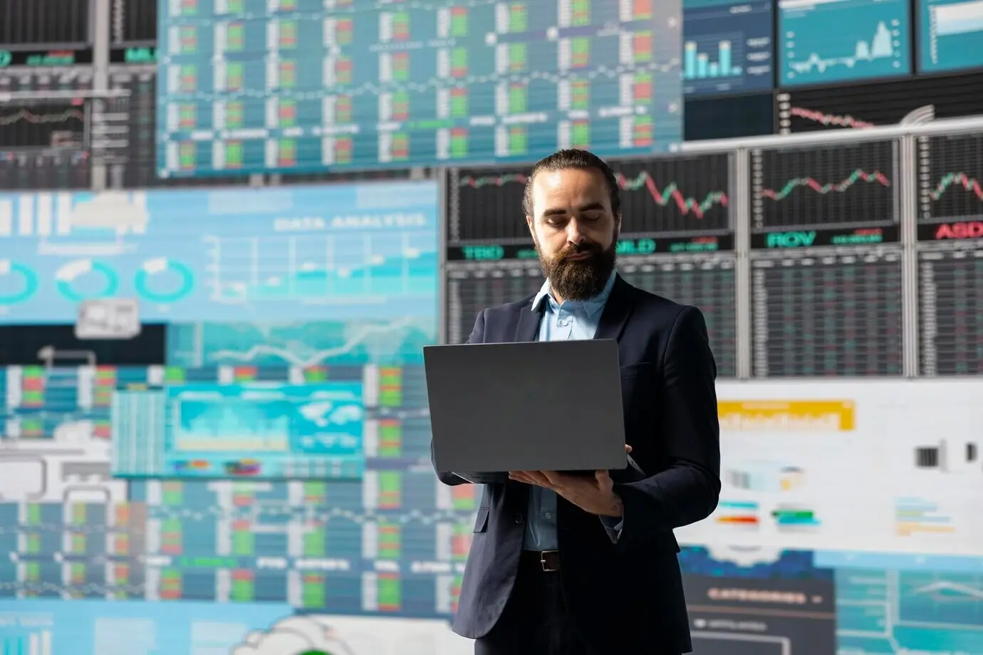 Jeune entrepreneur de start-up utilise des ressources numériques et l’analytique.